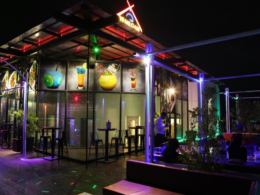 Yeak Loam Hotel Banlung Exteriör bild