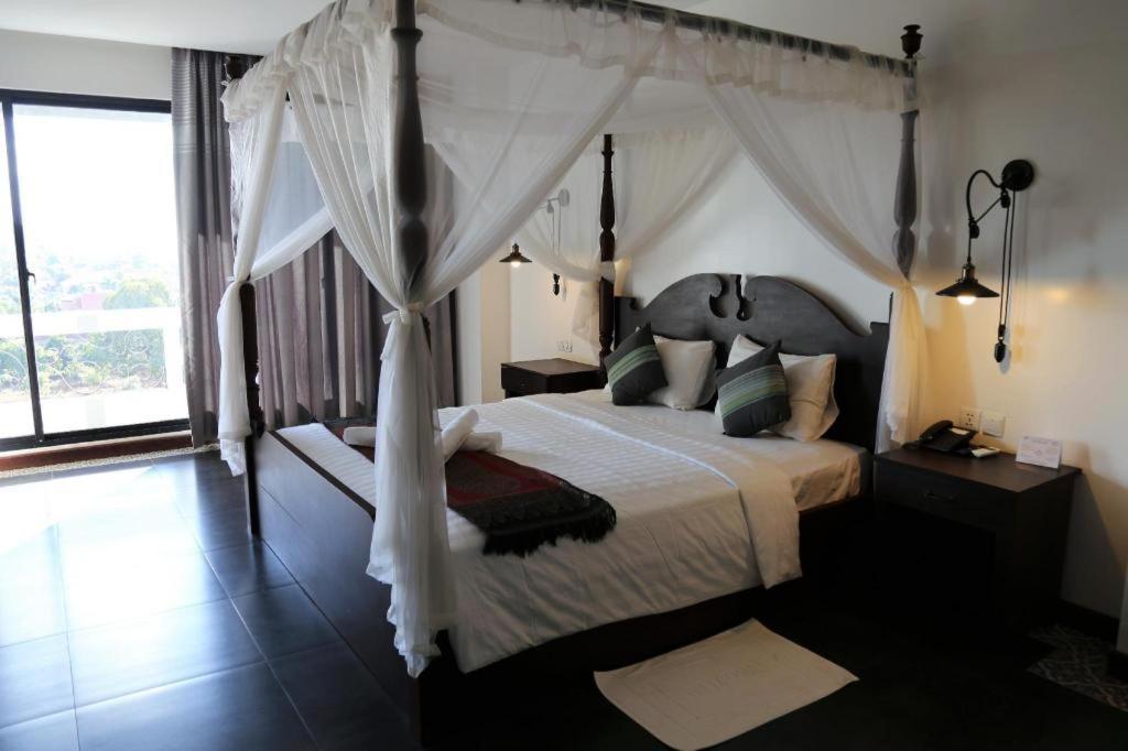 Yeak Loam Hotel Banlung Exteriör bild
