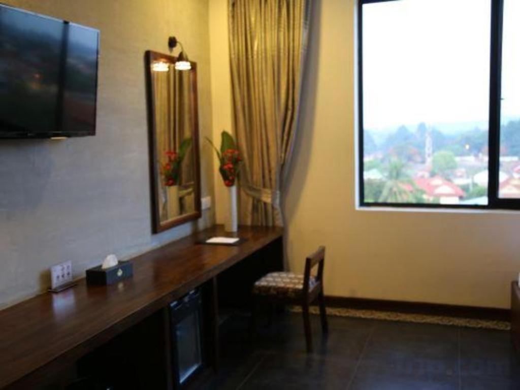 Yeak Loam Hotel Banlung Exteriör bild