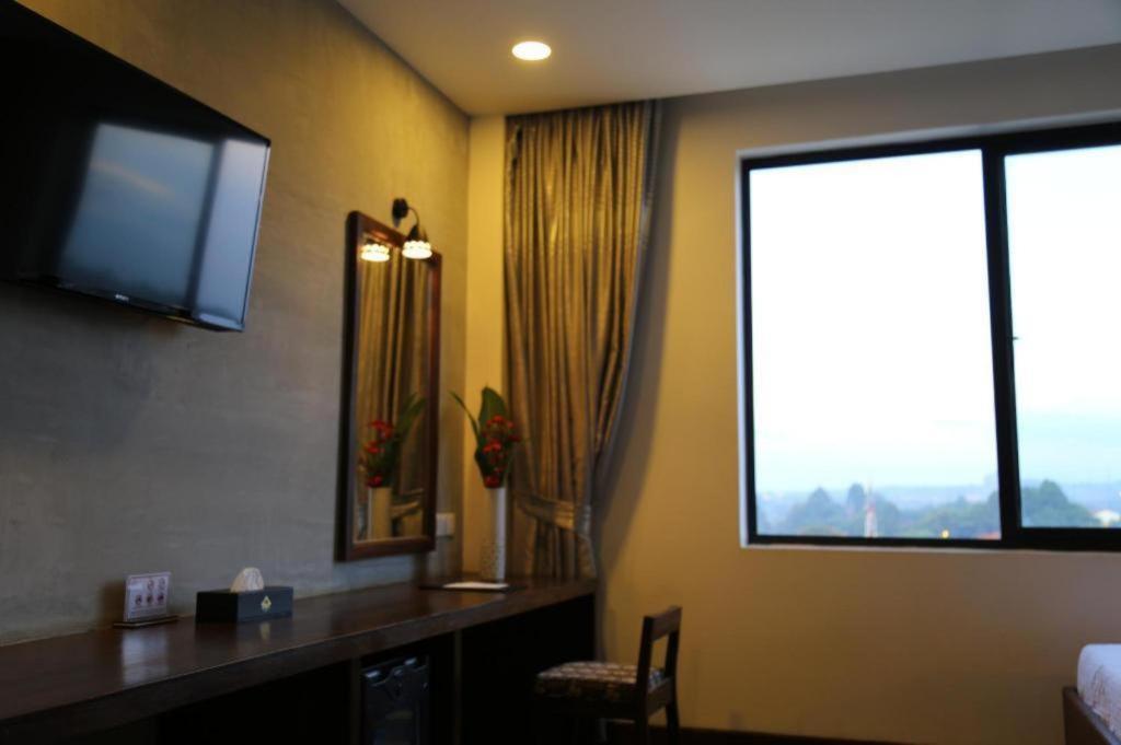 Yeak Loam Hotel Banlung Exteriör bild